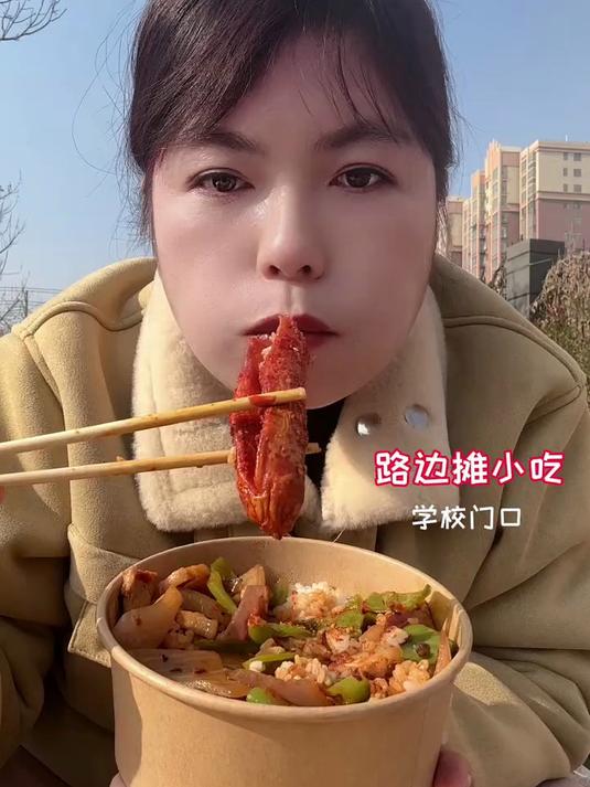 学校门口的路边摊小吃 跟着学生吃 那个摊上人多吃哪个