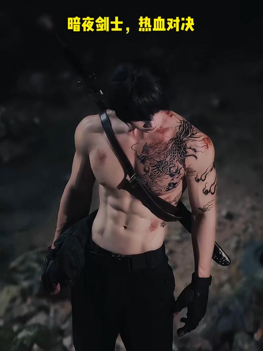 山林深处,肌肉男挥剑斩影;夜幕降临,纹身战士霸气登场