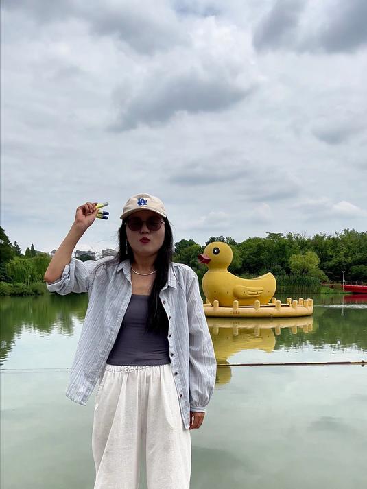 王思聪我到大黄鸭了，那我这几千公里也不能白来啊？