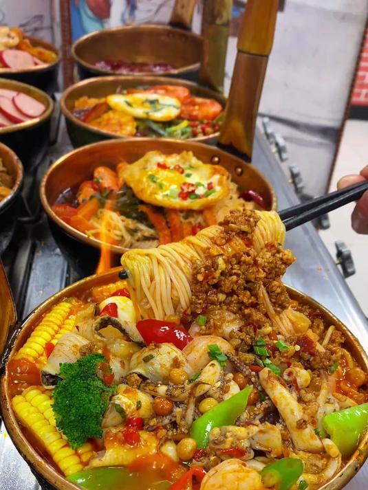 铜锅鱼片米线,多种口味,搭配各种食材,配菜丰富,汤汁鲜美