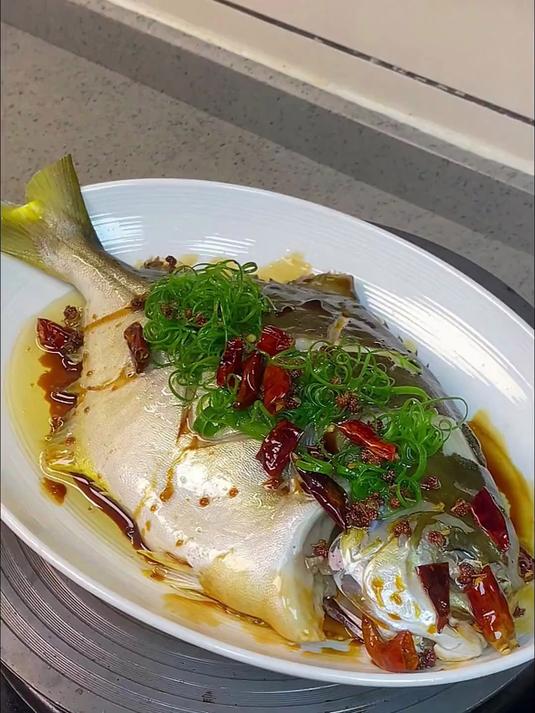 当你没胃口时，就做鲜美嫩滑的清蒸金鲳鱼吧！做法简单还巨好吃！