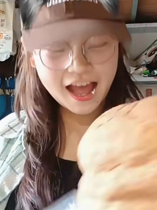 女生买了一个“超大”面包,这不得吃一星期,网友:我还以为抱枕