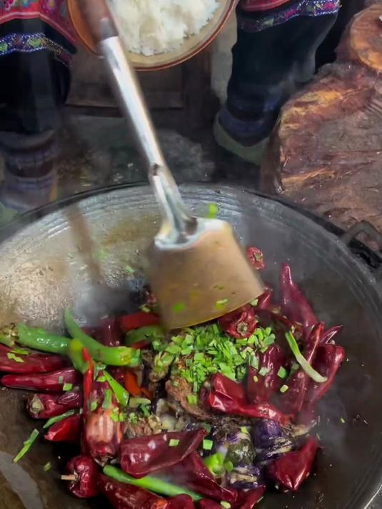 今天做道正宗的鱼香茄子,太好吃了