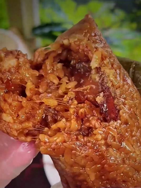 蛋黄五花肉粽手工制作,料满味足,一口尝尽鲜醇味