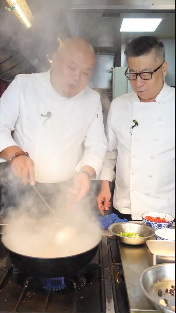 老厨子石万荣和小厨子刘辉做湖南家庭版“小炒香干”
