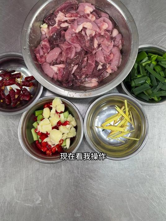 广西的特色江湖菜，爆炒猪杂，这道菜那可真是香到迷糊了