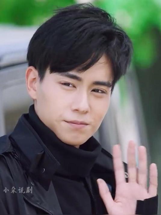 这部剧吴白看佟年的眼神好深情啊,是否他爱的是佟年呢