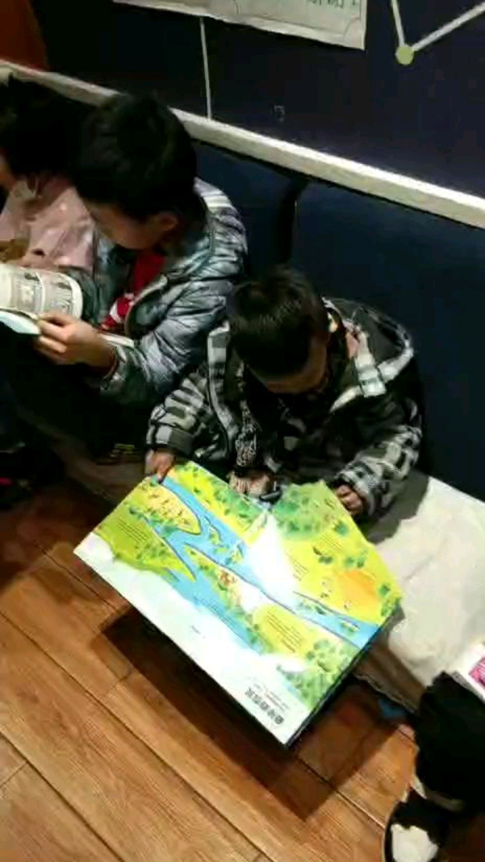 乐宝和小朋友们一起看书