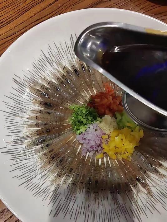 把人笑死了，这个虾须好似烫了离子烫……