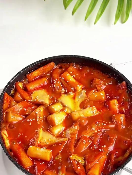 韩式鱼饼辣炒年糕酱汁浓郁，好吃到停不下