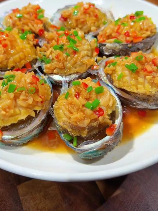 年夜饭第一道菜蒜蓉粉丝蒸鲍鱼好看还好吃