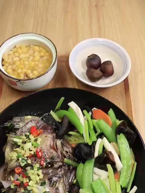 焗鸦片鱼头配杂蔬,吃完去菜园子干活