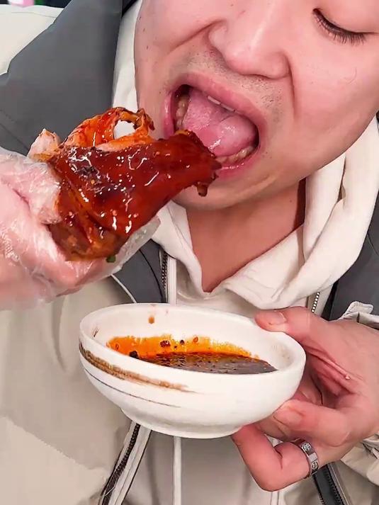 盘西安菜饭骨头汤，主打最最硬核大肉午餐