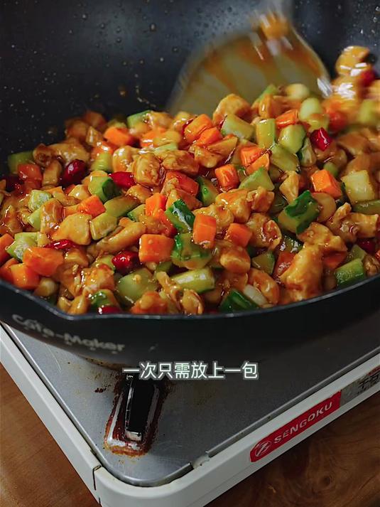 酸酸辣辣的宫保鸡丁，配点米饭，巴适得很
