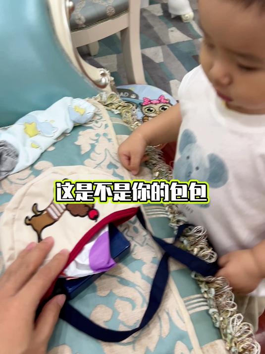 小鱼儿给自己的包包里装了好多硬币,说坐摇摇车用