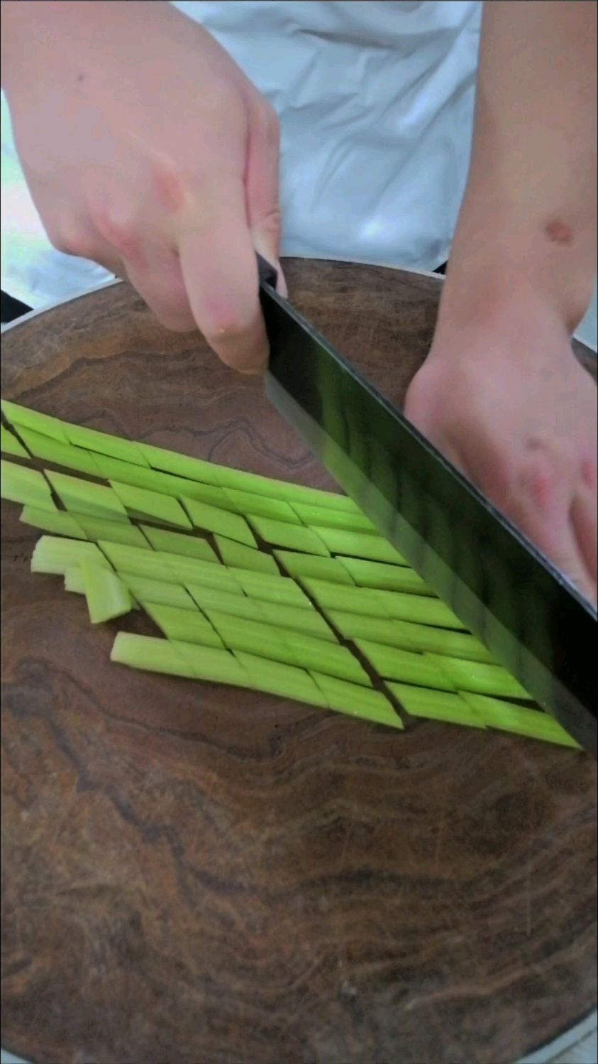 芹菜菱形片怎么切