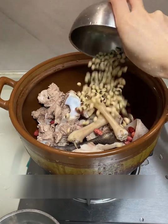 补钙强筋花生鸡爪汤:眉豆搭配,老人小孩补营养
