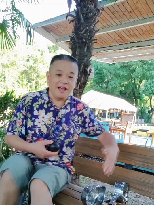 公园里加棱的椅子,在北京紫竹院,我现在上海大千天鹅湖