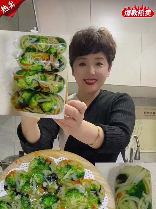 今天又做了这个鸡蛋蔬菜肠,好看又好吃,营养均衡