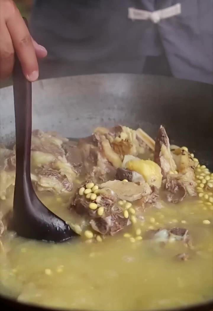 湛江牛骨汤湛江黄豆清汤牛骨汤相信没人不爱吧,手抓着啃