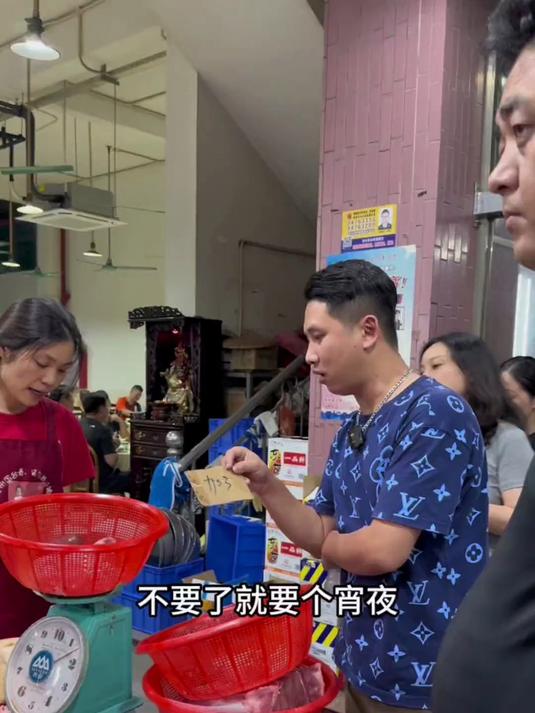 龙隆深夜12点来吃番禺猪杂粥，58一斤上百人哄抢！老板强买强卖