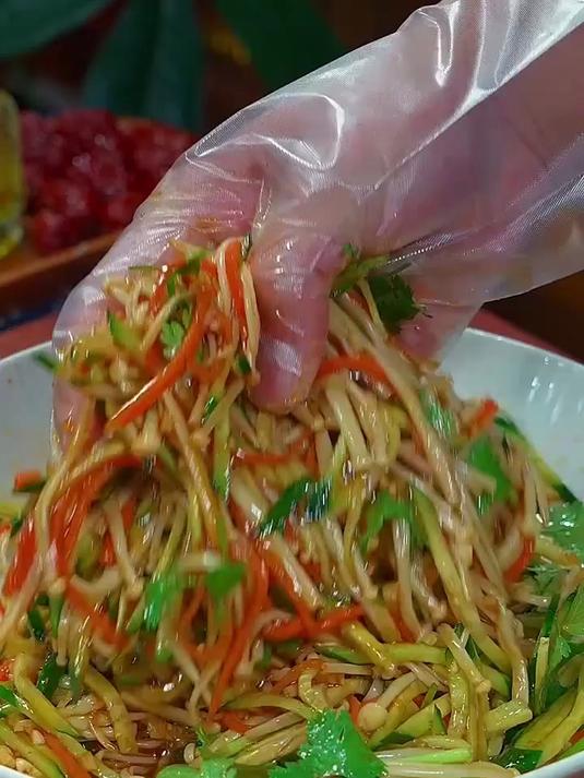 炎热天气让你没食欲，那你就来一道凉拌黄瓜金针菇吧！