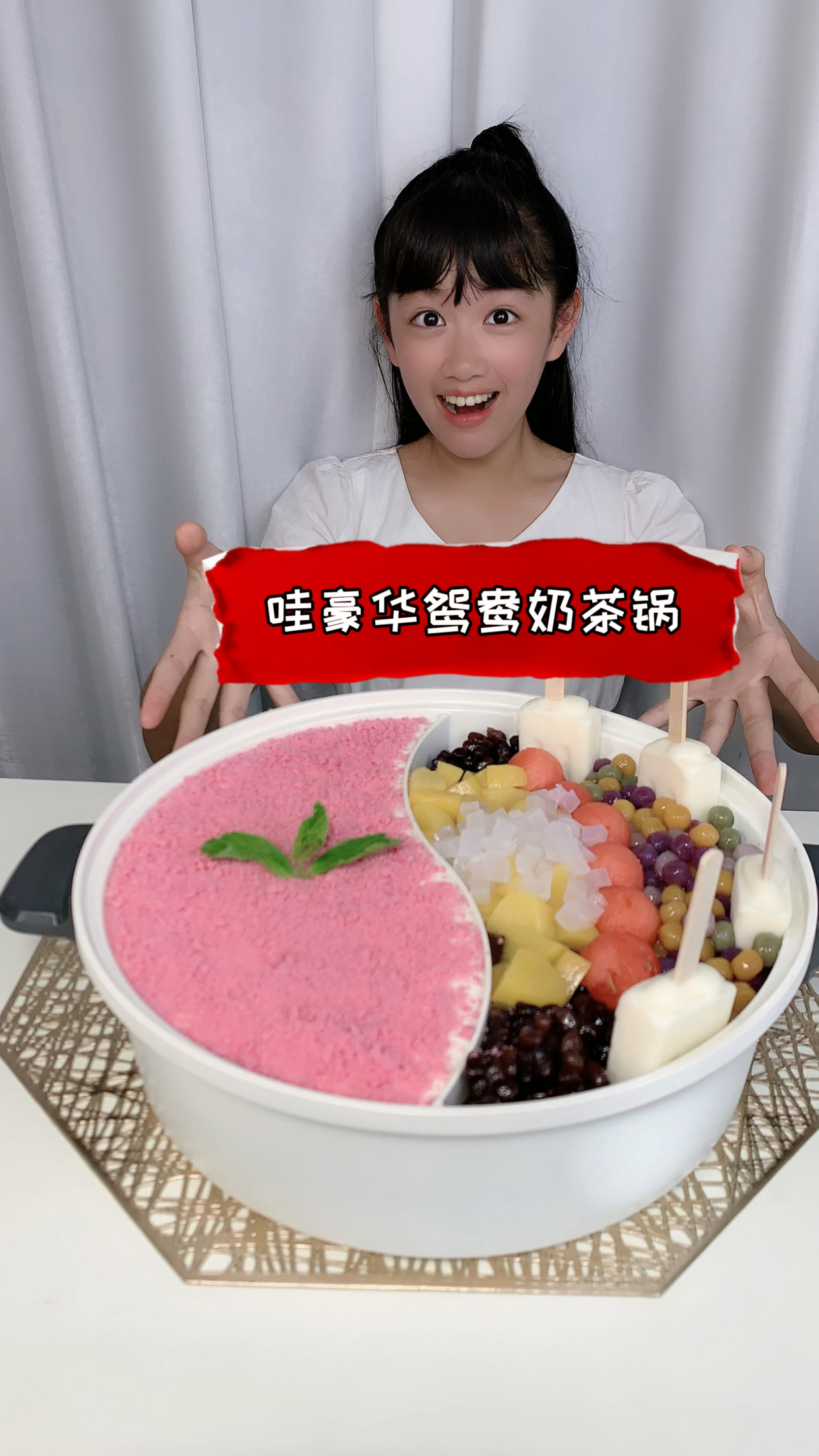 哇!这才是真正的火锅豪华套餐吧!这个鸳鸯锅简直绝了!