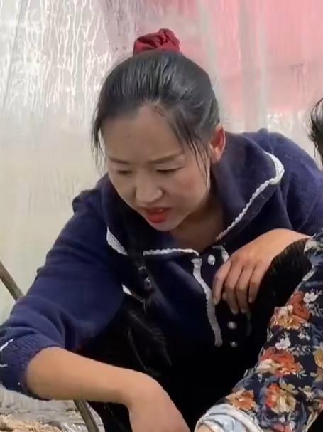婆婆在菜园里种菜婆婆去年种的小青菜都长的开花了,还不舍得拔掉摘了两朵给婆婆戴上还挺好看的#