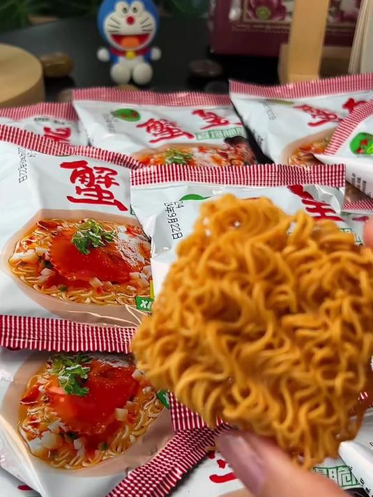 随手买的蟹黄干脆面,没想到这么好吃蟹黄干脆面里真有蟹黄!