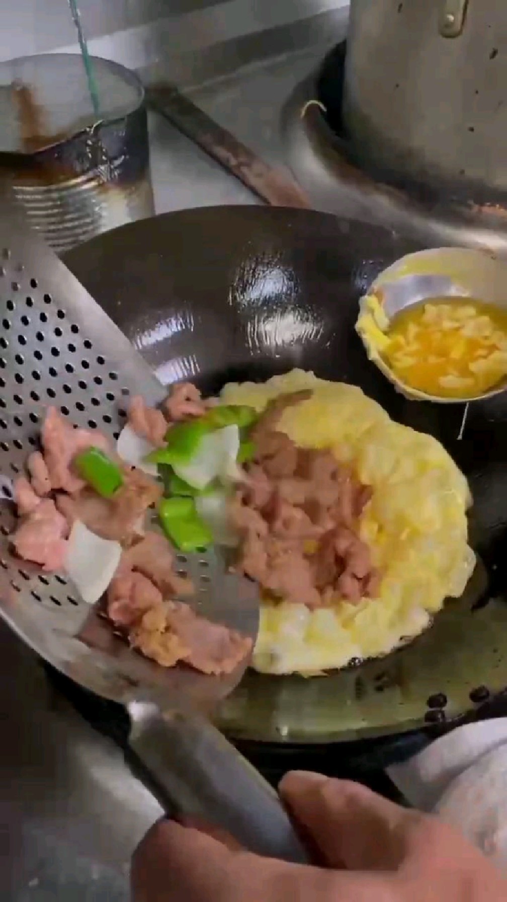 鸡蛋包肉,学名叫作锅塌肉片,看着能好吃。