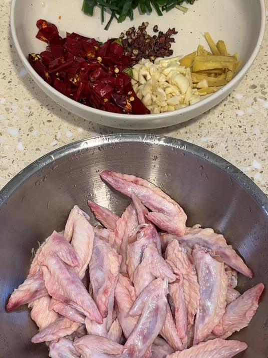 一菜两人|干锅鸡翅尖,又麻又辣越啃越上瘾!