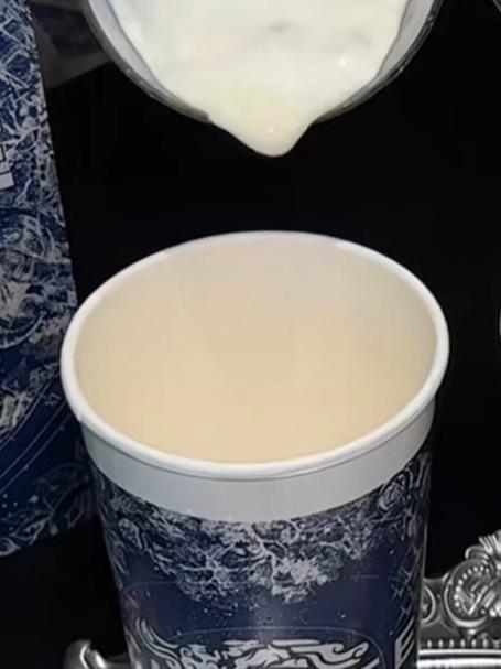 “霸王茶姬疑似被日本抄袭”,霸王茶姬客服:对此非常重视会记录相关情况,目前霸王茶姬在日本无