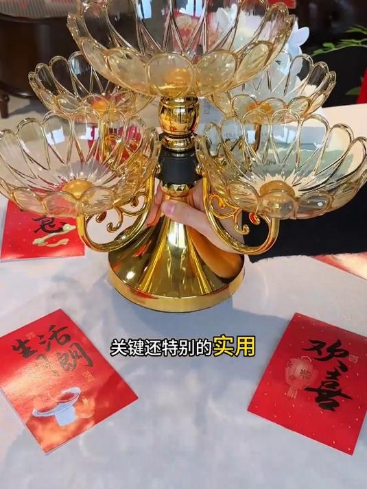客厅摆放个可以旋转的“干果盘”,干果水果糖果都放,好看又实用