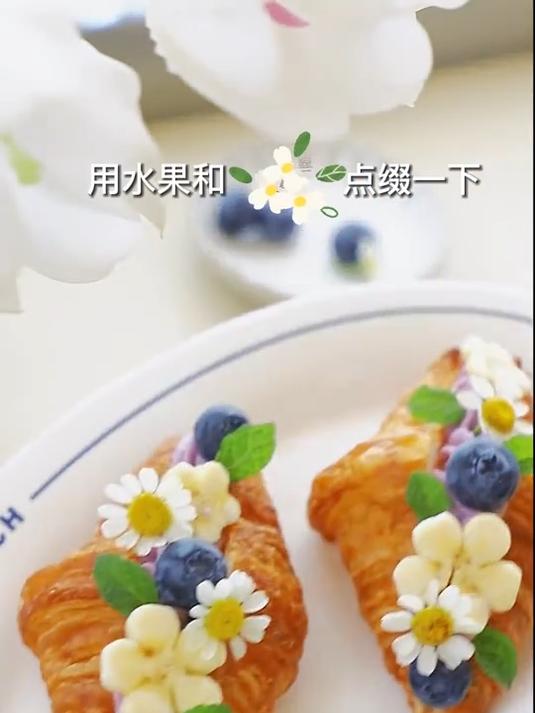 香芋泥可颂三明治 配上一杯五红汤 养颜有气色