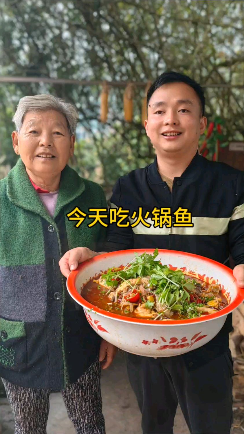 乡邻送了两条大鱼,简单做个火锅鱼,鱼肉细嫩鲜香就是好吃