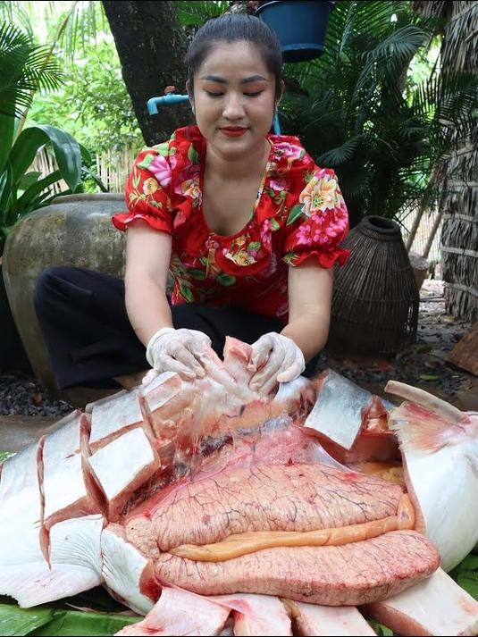 #春日打卡运动#真离谱!东南亚人居然直接吃原味鱼肠和内脏#东南亚美食##海外生活##国外美