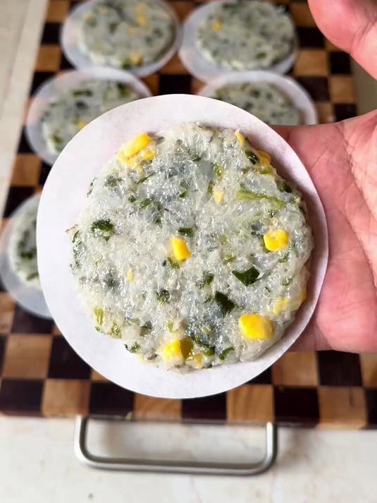 做了一点虾肉饼猪肉饼鸡肉饼作为备餐,营养又方便～