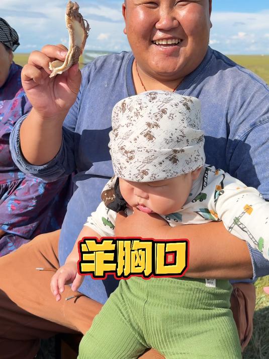 羊肉有很多种吃法,最传统的就是一家人煮一锅手把肉围坐在一起