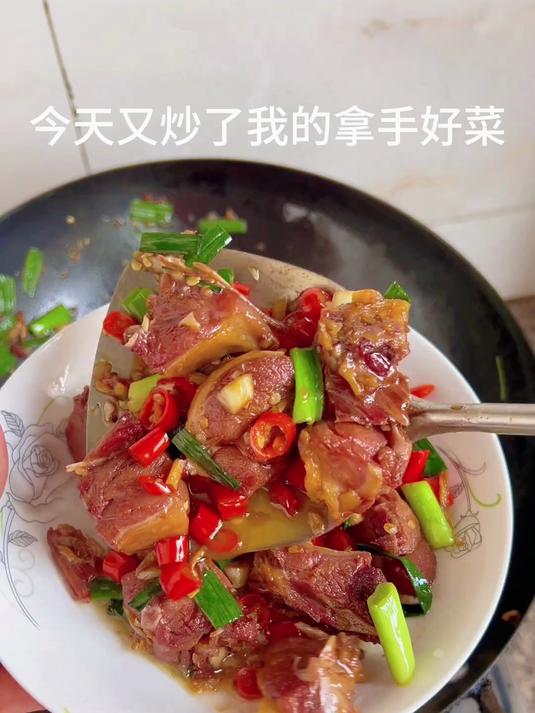 今天又炒了我的拿手好菜腊鸭腿炒蒜苗