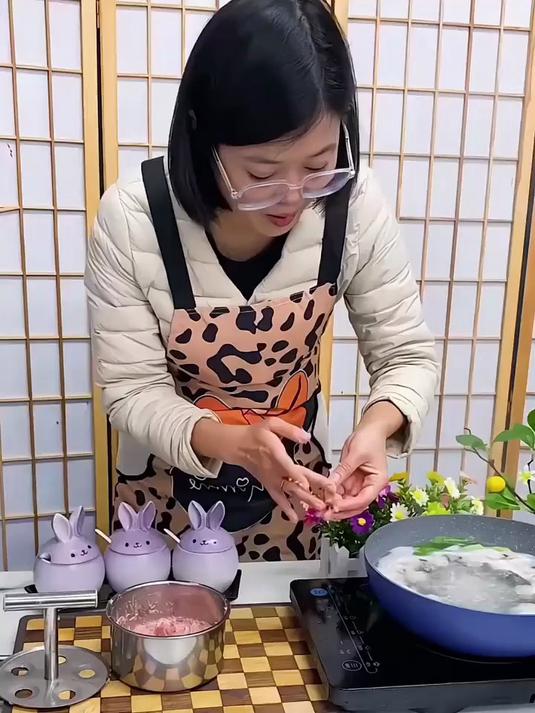 有了这个不锈钢丸子制作器,在家做丸子太方便了