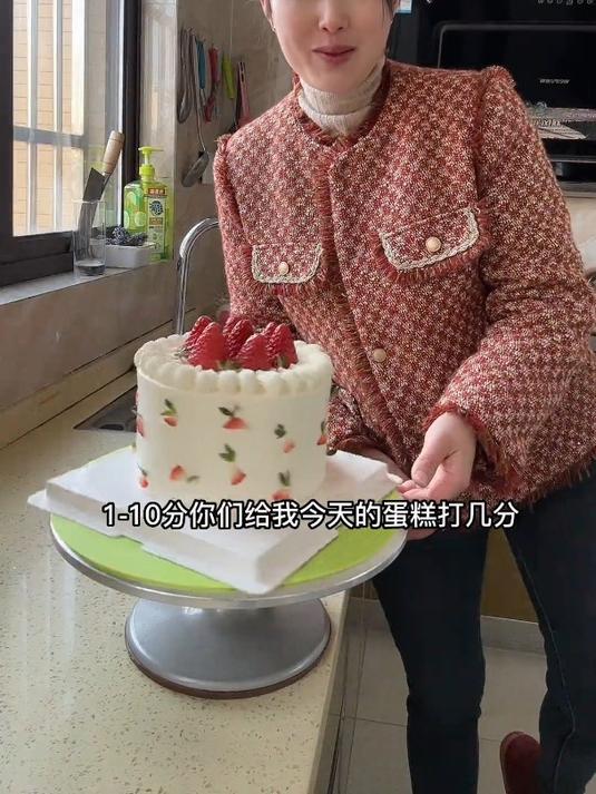 给外婆拜了个晚年 今天特地给她做了个蛋糕老人家别提多开心