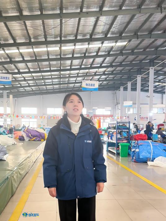 海盗船体形式的充气城堡,个性十足,让孩子们身临其境