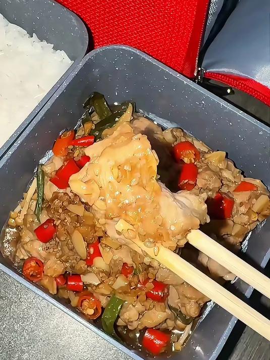 上班带饭一个月不超300～金针菇蒸肉
