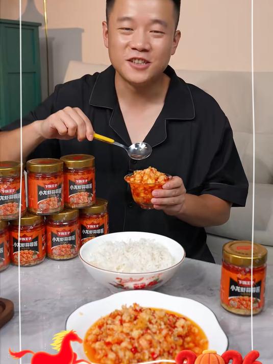 这个夏天蒜蓉小龙虾是怎么吃都吃不腻，不用自己剥壳了