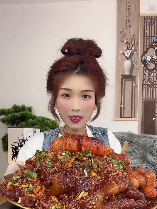 姐妹们,下午好啊,今天吃烧烤猪皮盖饭吧