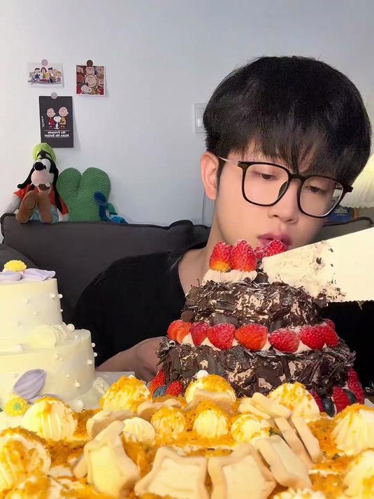 一个人炫4个漂亮小蛋糕，幸福感拉满！