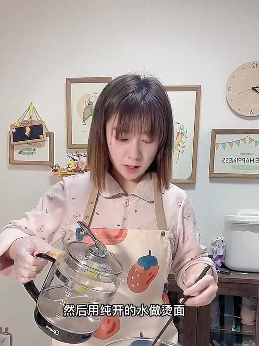 做了芋泥汤圆和黑芝麻汤圆,我婆婆说比买得好吃多了孩子吃也放心