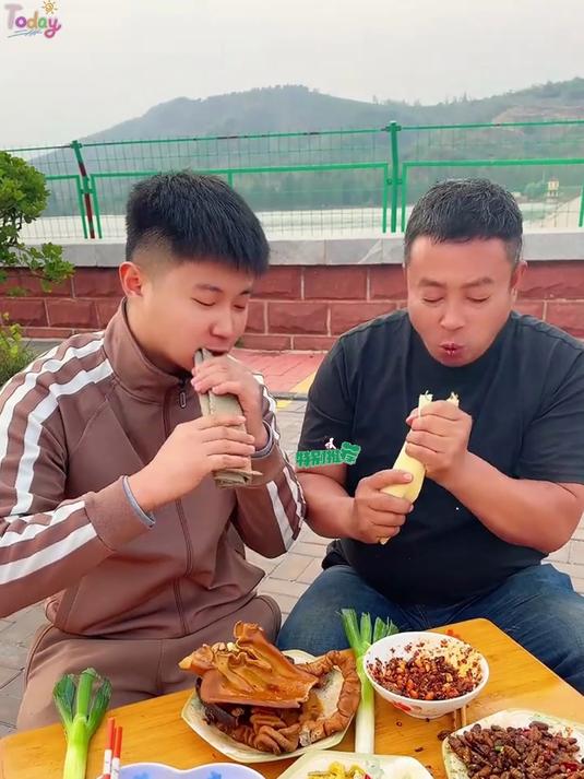每个山东人都爱吃的粗粮煎饼，卷菜卷肉很好吃，香软可口又营养