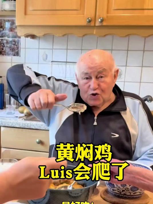 周末全家人一起吃黄焖鸡米饭，把小Luis馋香了！