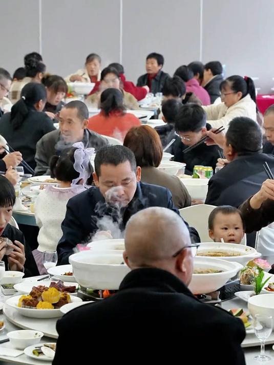 这个是湖北荆州地区家家户户都爱吃的蒸鱼糕口感鲜香嫩滑